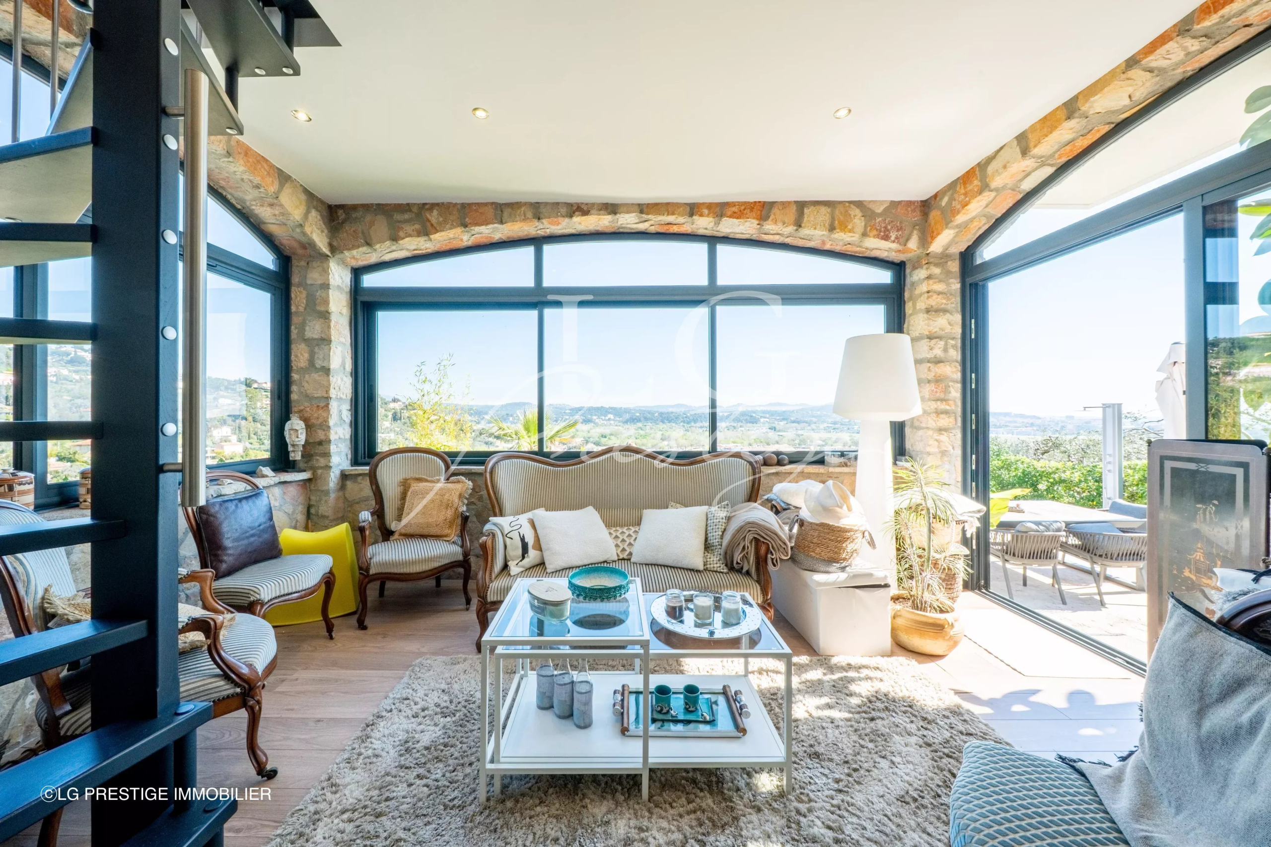 Salon d’une maison rénovée à Mandelieu-la-Napoule Intérieur d'une maison rénovée avec vue sur la mer et les montagnes, salon lumineux et décoré.