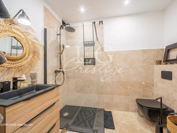 Salle de bain moderne avec douche à l'italienne et baignoire, décorée avec des matériaux naturels.