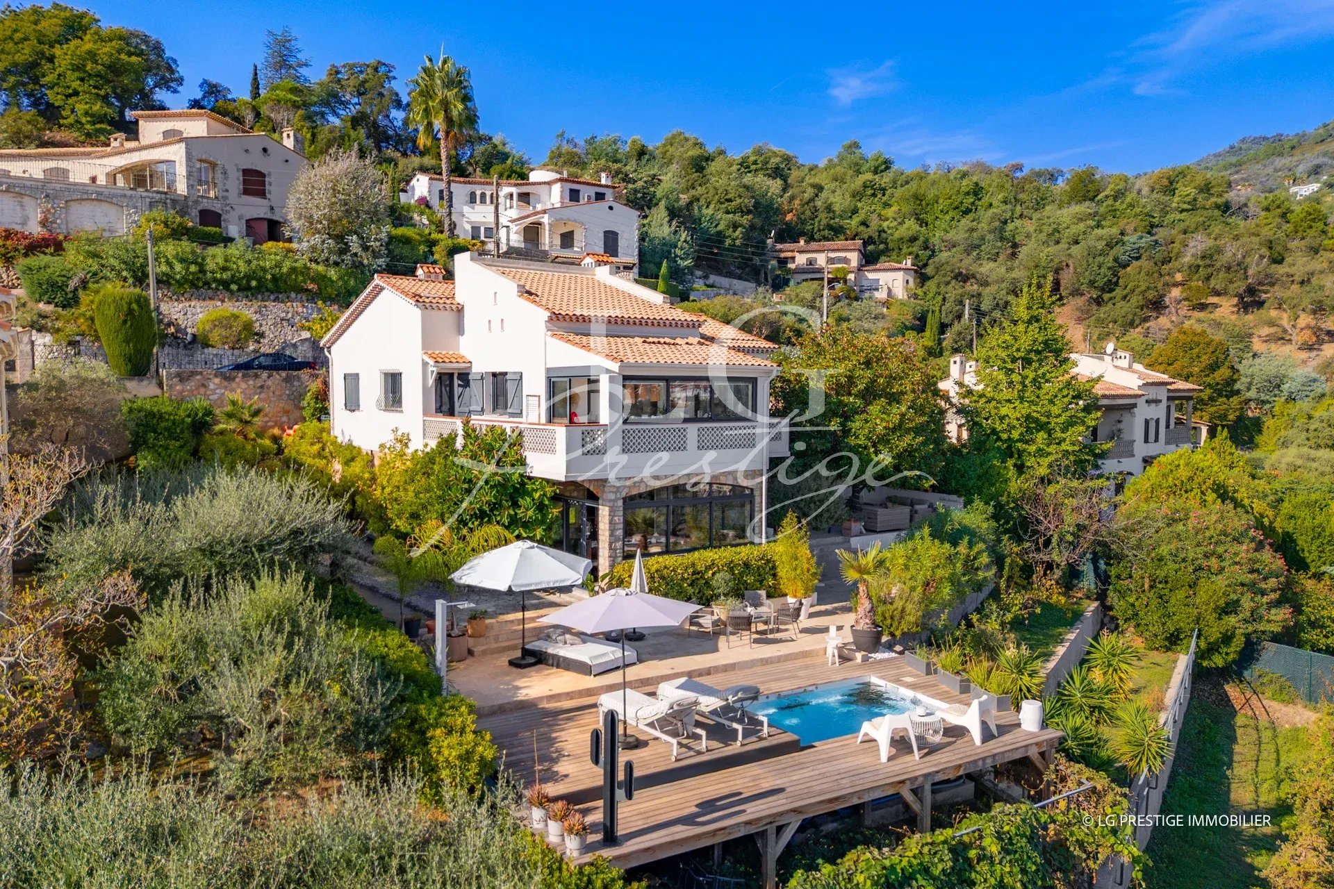Maison Capitou avec vue panoramique Maison rénovée avec piscine et vue sur la mer et les montagnes à Mandelieu-la-Napoule.