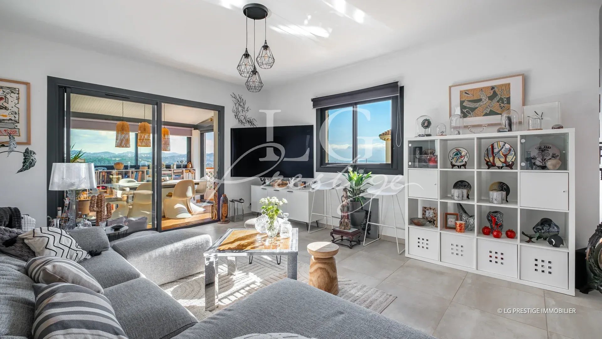 Salon moderne avec vue panoramique Intérieur d'une maison rénovée avec salon moderne et vue sur la mer et les montagnes.