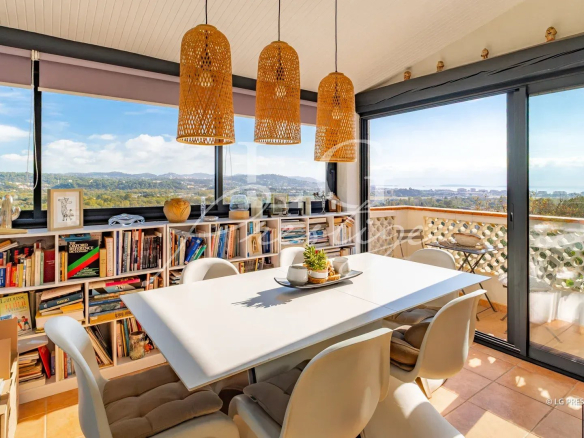 Salle à manger lumineuse avec vue panoramique sur la mer et les montagnes à Mandelieu-la-Napoule.
