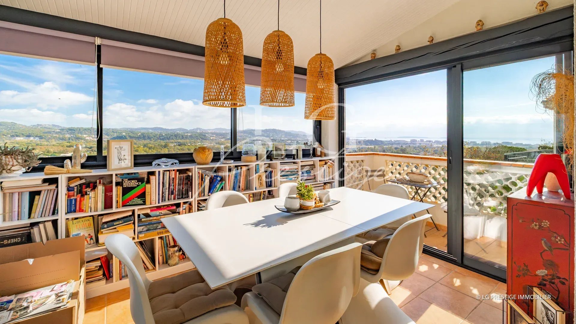 Salle à manger avec vue à Mandelieu-la-Napoule Salle à manger lumineuse avec vue panoramique sur la mer et les montagnes à Mandelieu-la-Napoule.
