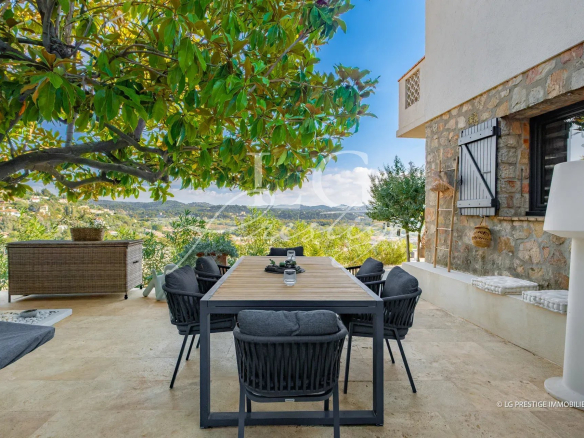 Terrasse d'une maison rénovée avec vue sur la mer et les montagnes à Mandelieu-la-Napoule.