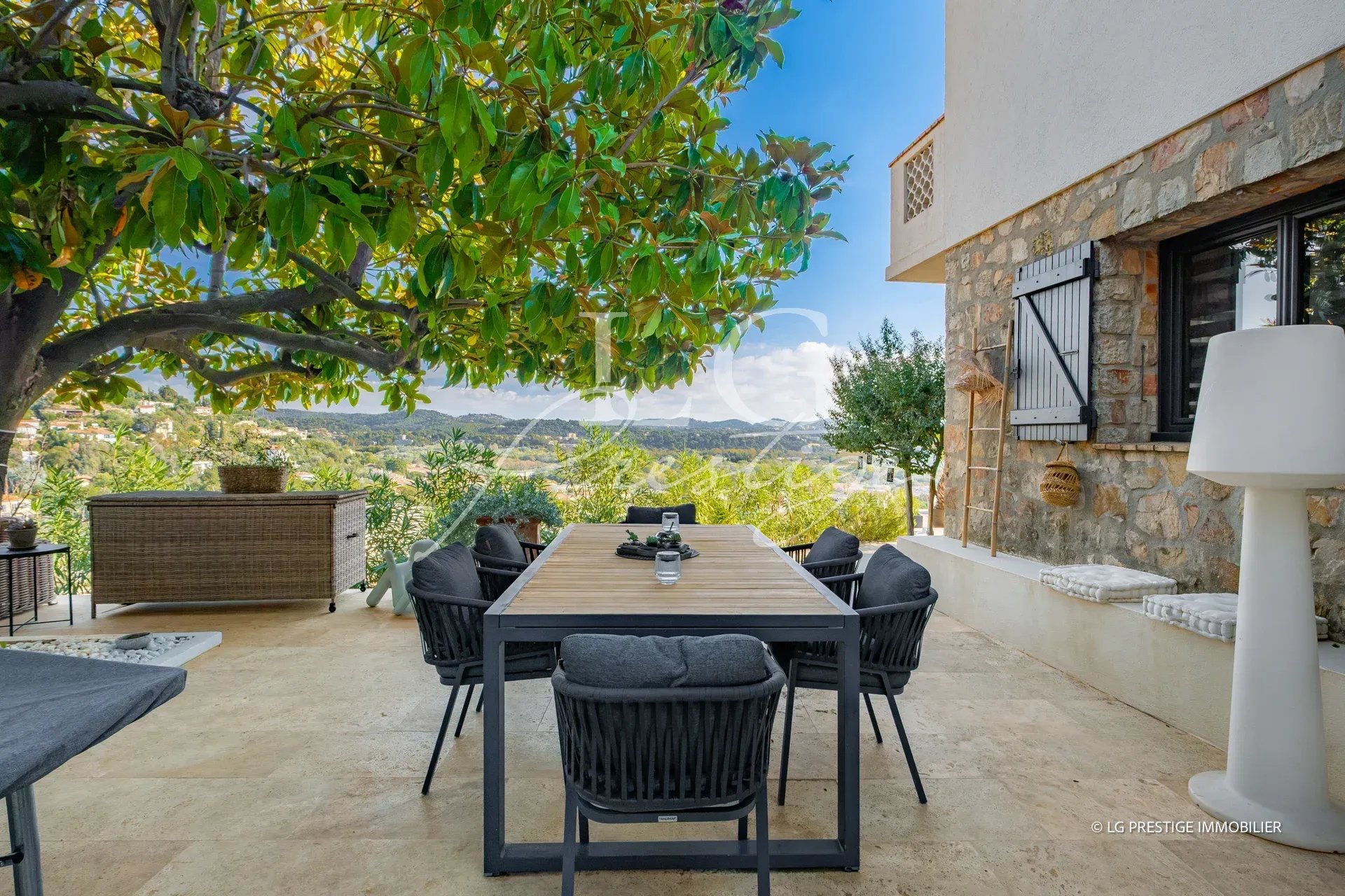 Maison rénovée avec vue panoramique Terrasse d'une maison rénovée avec vue sur la mer et les montagnes à Mandelieu-la-Napoule.