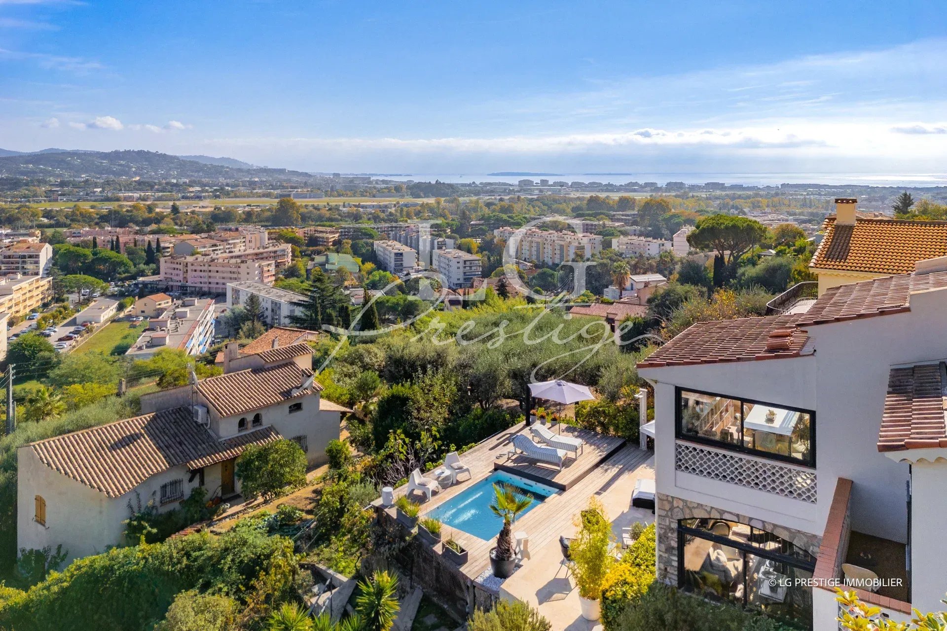 Maison rénovée avec vue à Mandelieu-la-Napoule Vue panoramique d'une maison rénovée à Mandelieu-la-Napoule avec piscine et jardin.