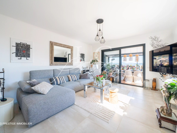 Salon lumineux d'une maison rénovée avec vue sur la mer et les montagnes à Mandelieu-la-Napoule.