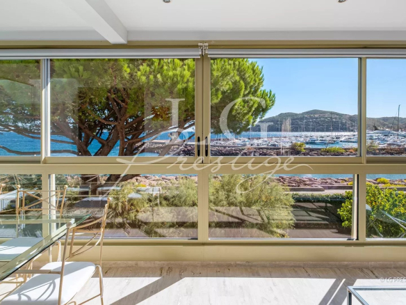 Vue panoramique sur la mer depuis un appartement à Mandelieu-La-Napoule.