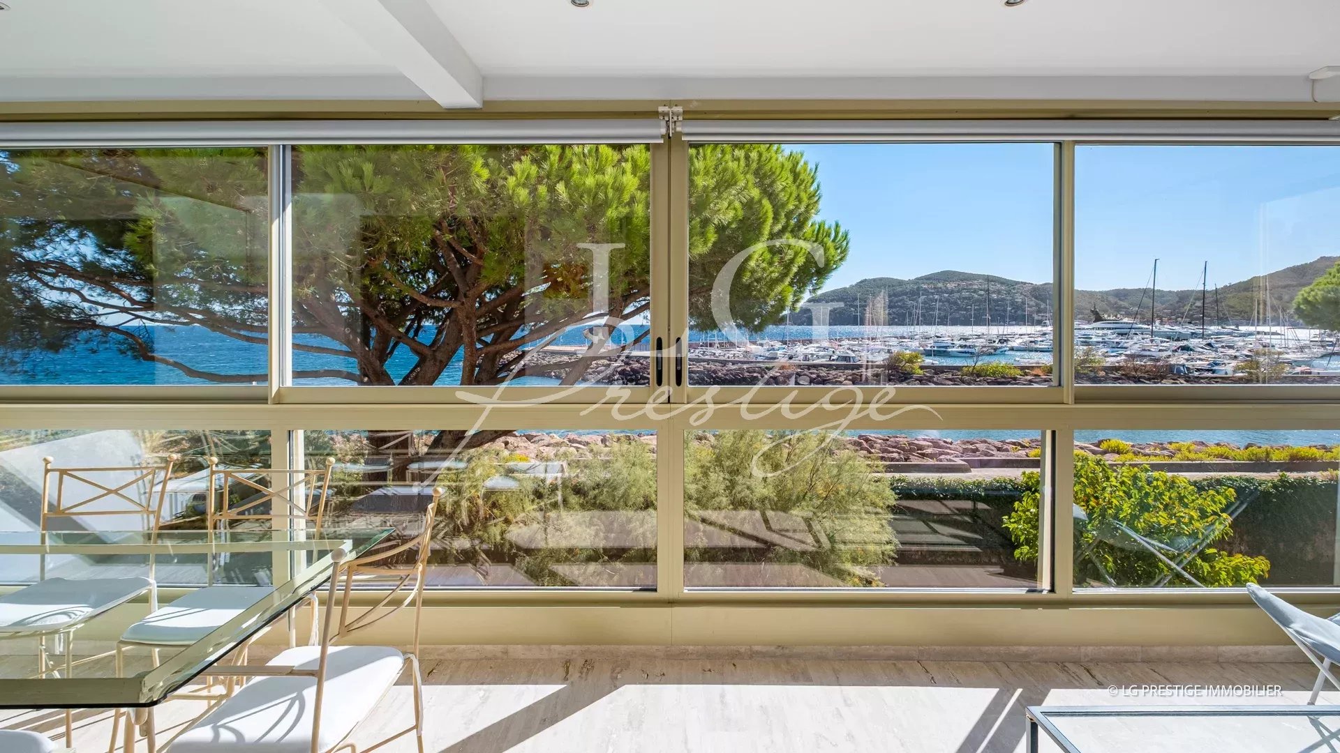 Appartement avec vue mer à Mandelieu-La-Napoule Vue panoramique sur la mer depuis un appartement à Mandelieu-La-Napoule.