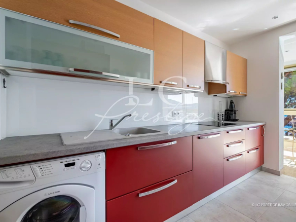 Cuisine moderne équipée dans un appartement à Mandelieu-La-Napoule.