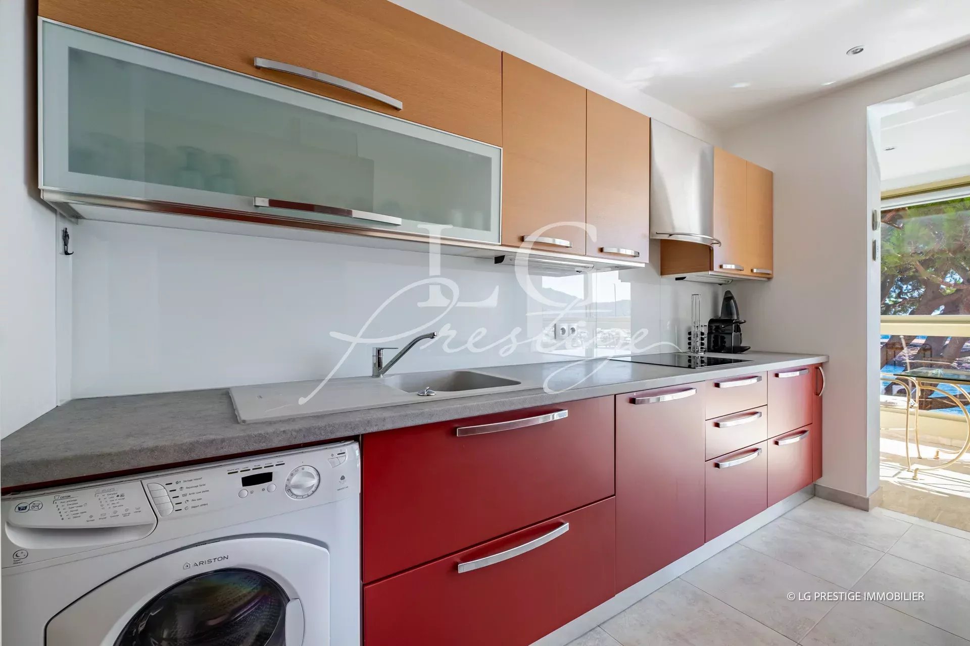 Cuisine d’un appartement à Mandelieu-La-Napoule Cuisine moderne équipée dans un appartement à Mandelieu-La-Napoule.