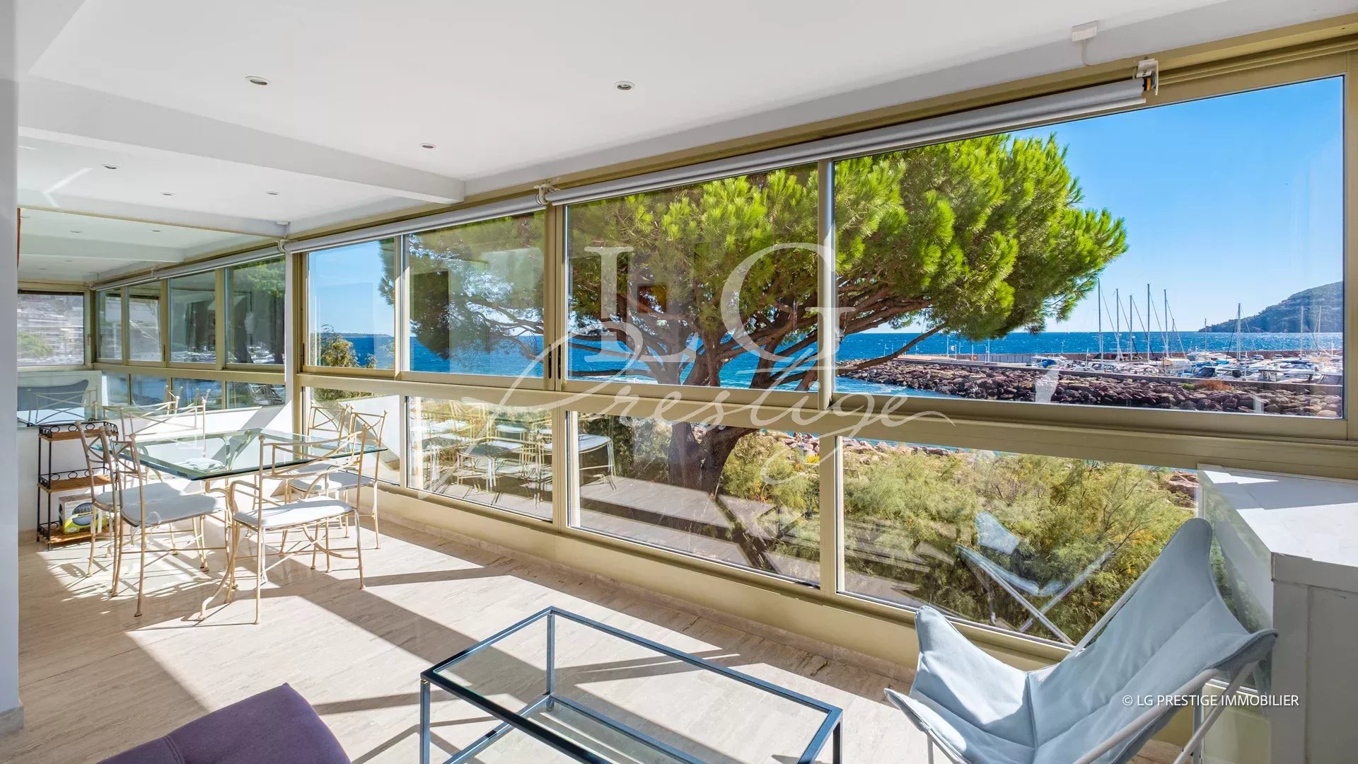 Appartement avec vue mer à Mandelieu-La-Napoule Vue panoramique sur la mer depuis un appartement lumineux avec de grandes fenêtres.