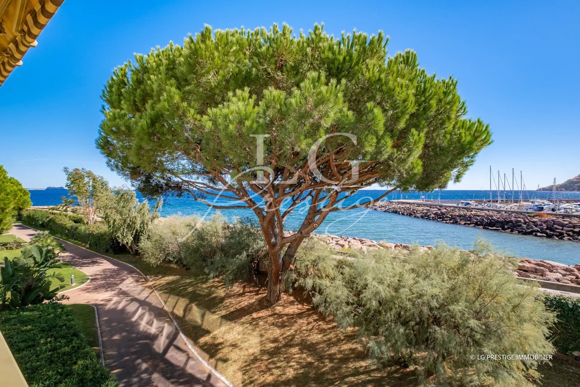 Vue panoramique depuis l’appartement Vue sur la mer et la promenade depuis un appartement à Mandelieu-La-Napoule.