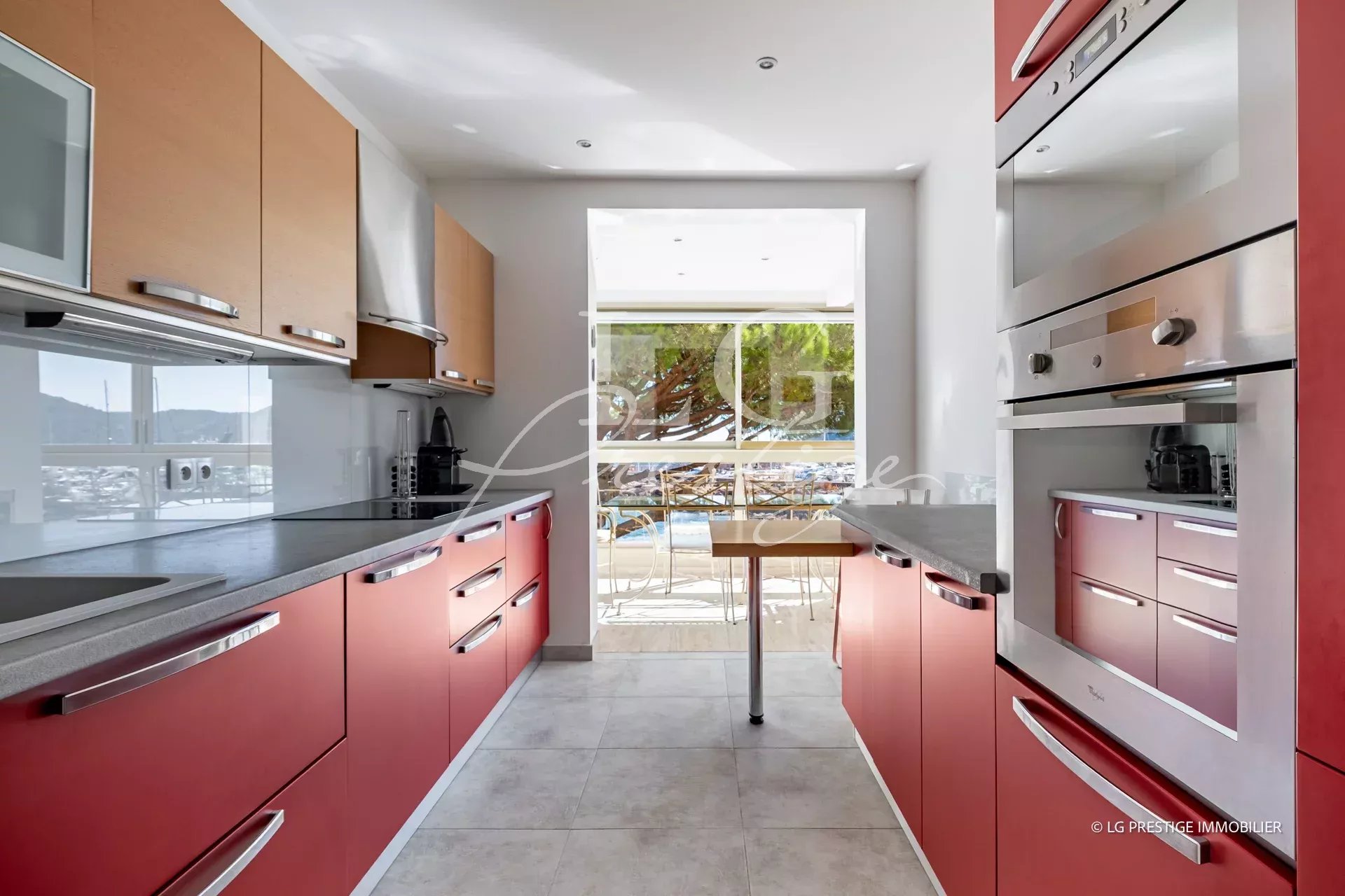 Cuisine d’un appartement avec vue mer Cuisine moderne d'un appartement à Mandelieu-La-Napoule, vue sur la mer depuis la fenêtre.