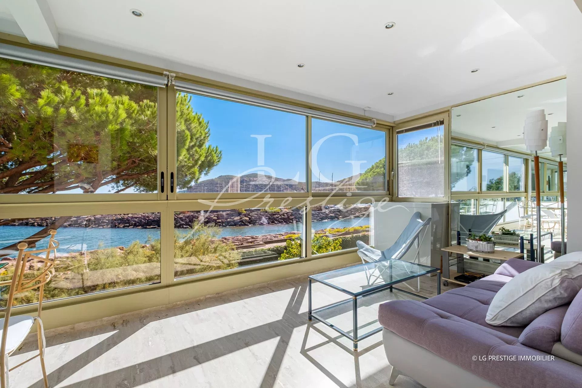 Appartement avec vue mer à Mandelieu-La-Napoule Intérieur d'un appartement à Mandelieu-La-Napoule avec vue mer, fenêtres panoramiques et mobilier moderne.