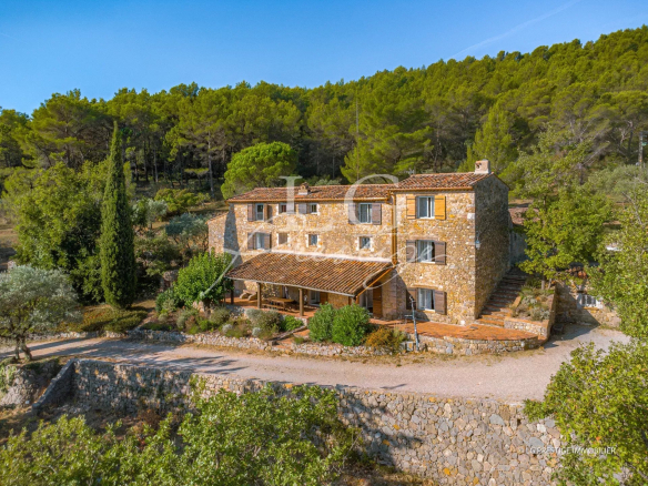 Bastide en pierre entourée de nature, avec terrasses et piscine intérieure, située à Seillans.
