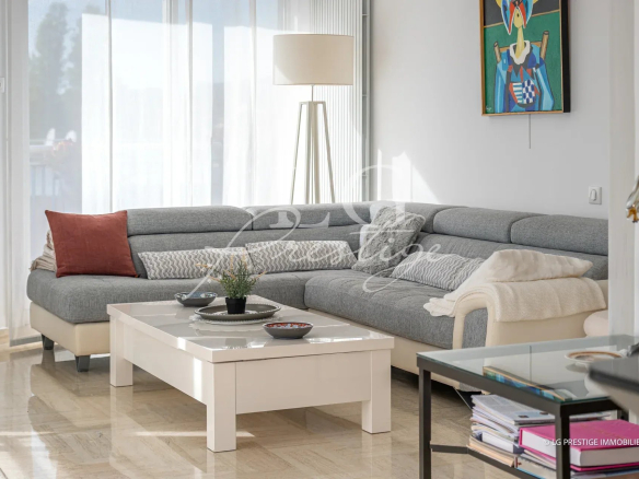 Intérieur d'un appartement lumineux avec un salon moderne et une table basse.