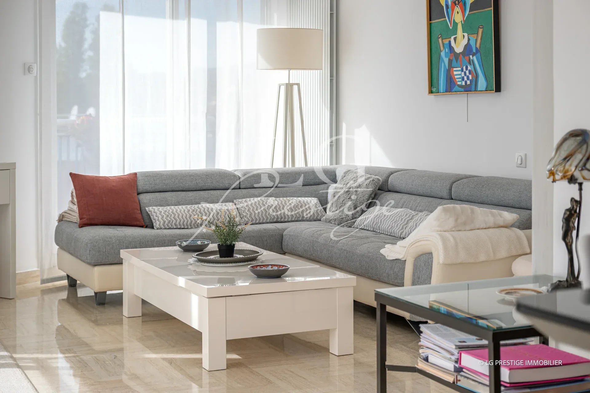 Intérieur d'un appartement lumineux avec un salon moderne et une table basse.