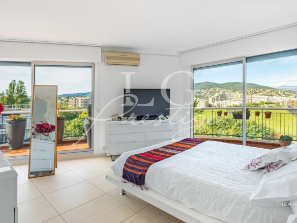 Chambre lumineuse avec vue sur la mer et les montagnes à Mandelieu-la-Napoule.