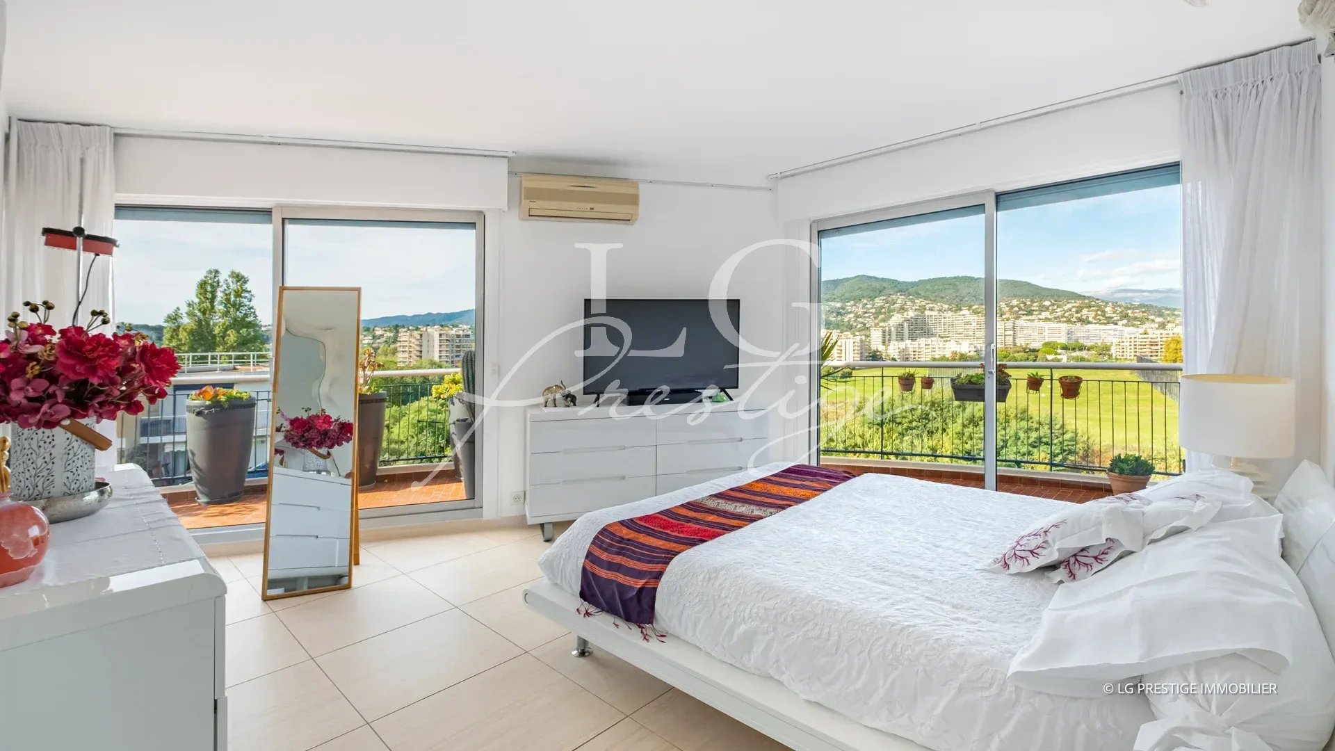 Chambre lumineuse avec vue sur la mer et les montagnes à Mandelieu-la-Napoule.