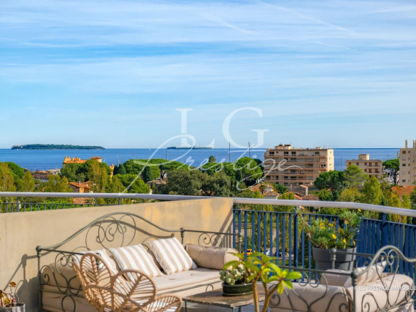 Vue panoramique depuis une terrasse sur la mer à Mandelieu-la-Napoule.