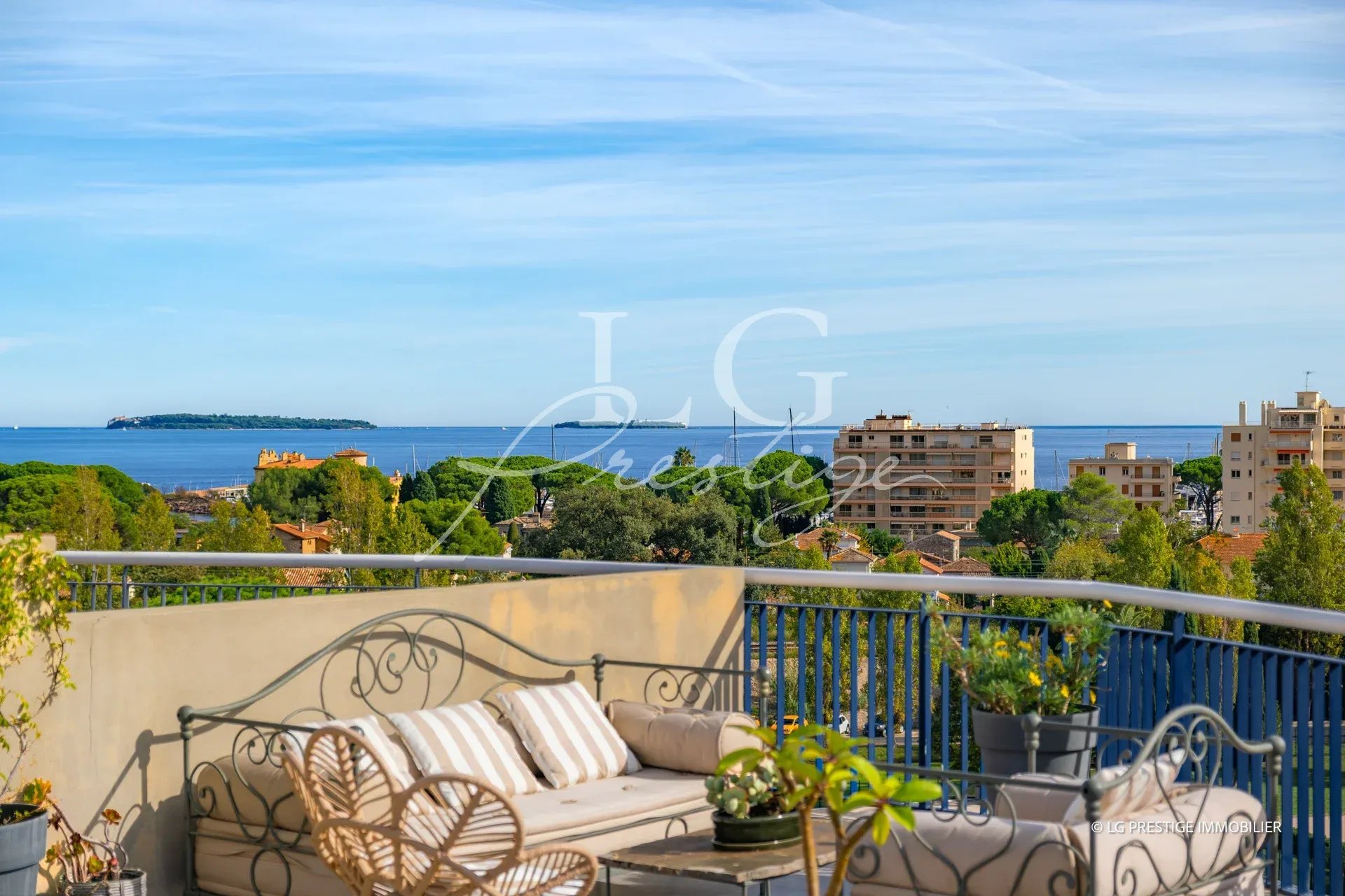 Vue panoramique depuis une terrasse sur la mer à Mandelieu-la-Napoule.
