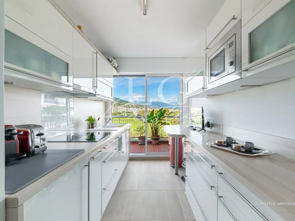 Cuisine moderne et lumineuse d'un appartement avec vue sur la mer à Mandelieu-la-Napoule.