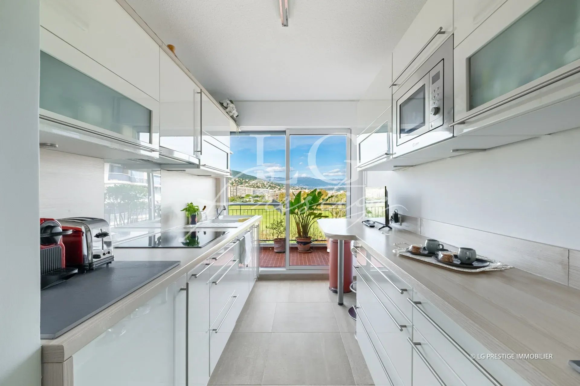 Cuisine moderne et lumineuse d'un appartement avec vue sur la mer à Mandelieu-la-Napoule.