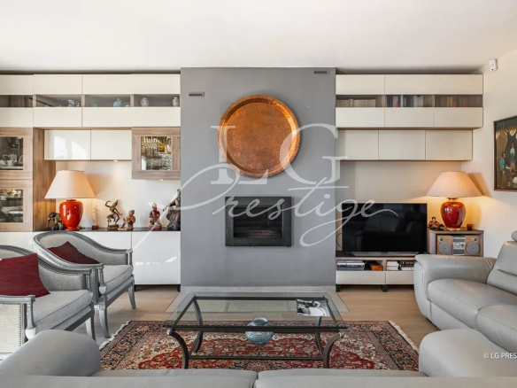 Intérieur d'une villa élégante avec salon lumineux et cheminée à Fayence.