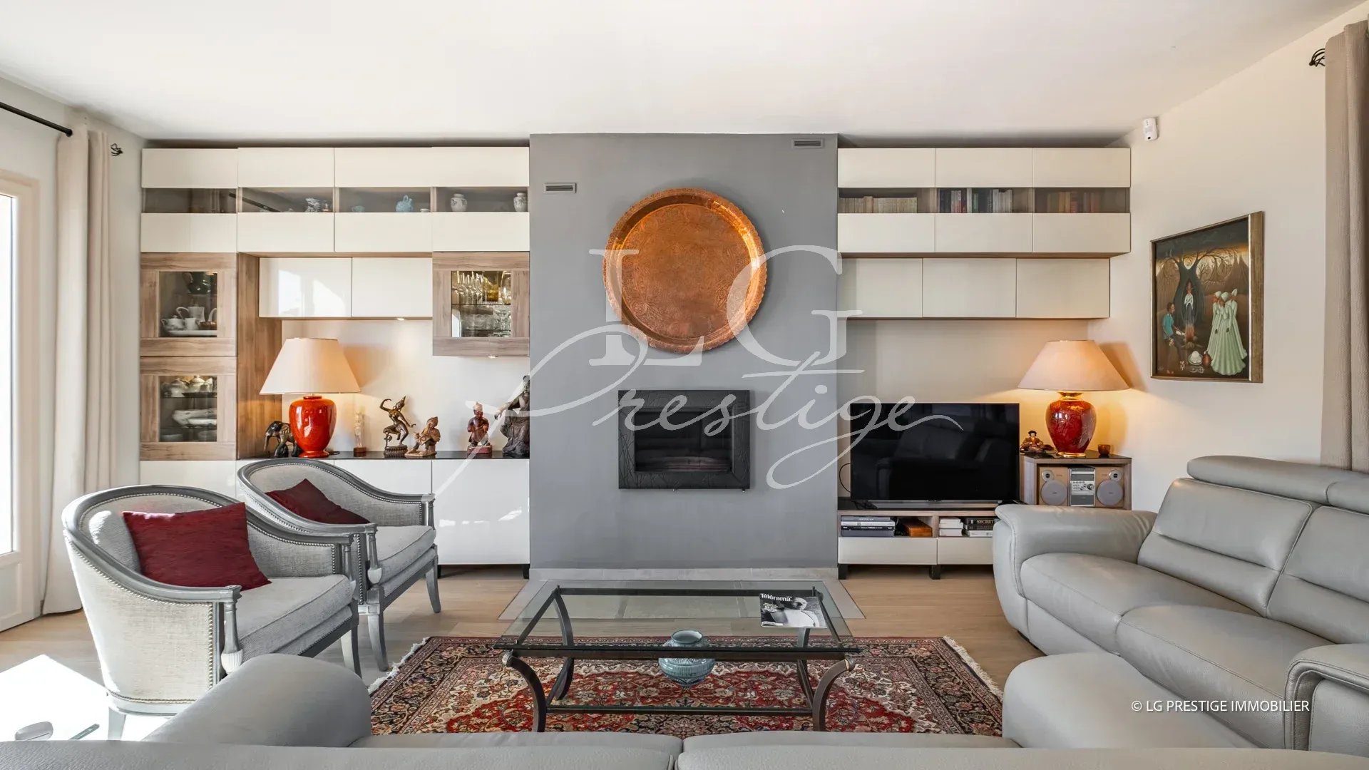 Intérieur d’une villa à Fayence Intérieur d'une villa élégante avec salon lumineux et cheminée à Fayence.