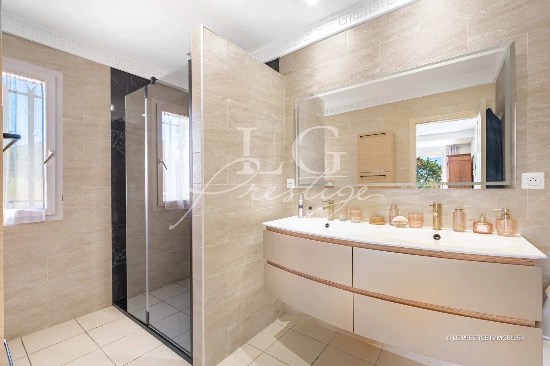 Salle de bain élégante Salle de bain moderne avec douche et meuble vasque, éclairage naturel