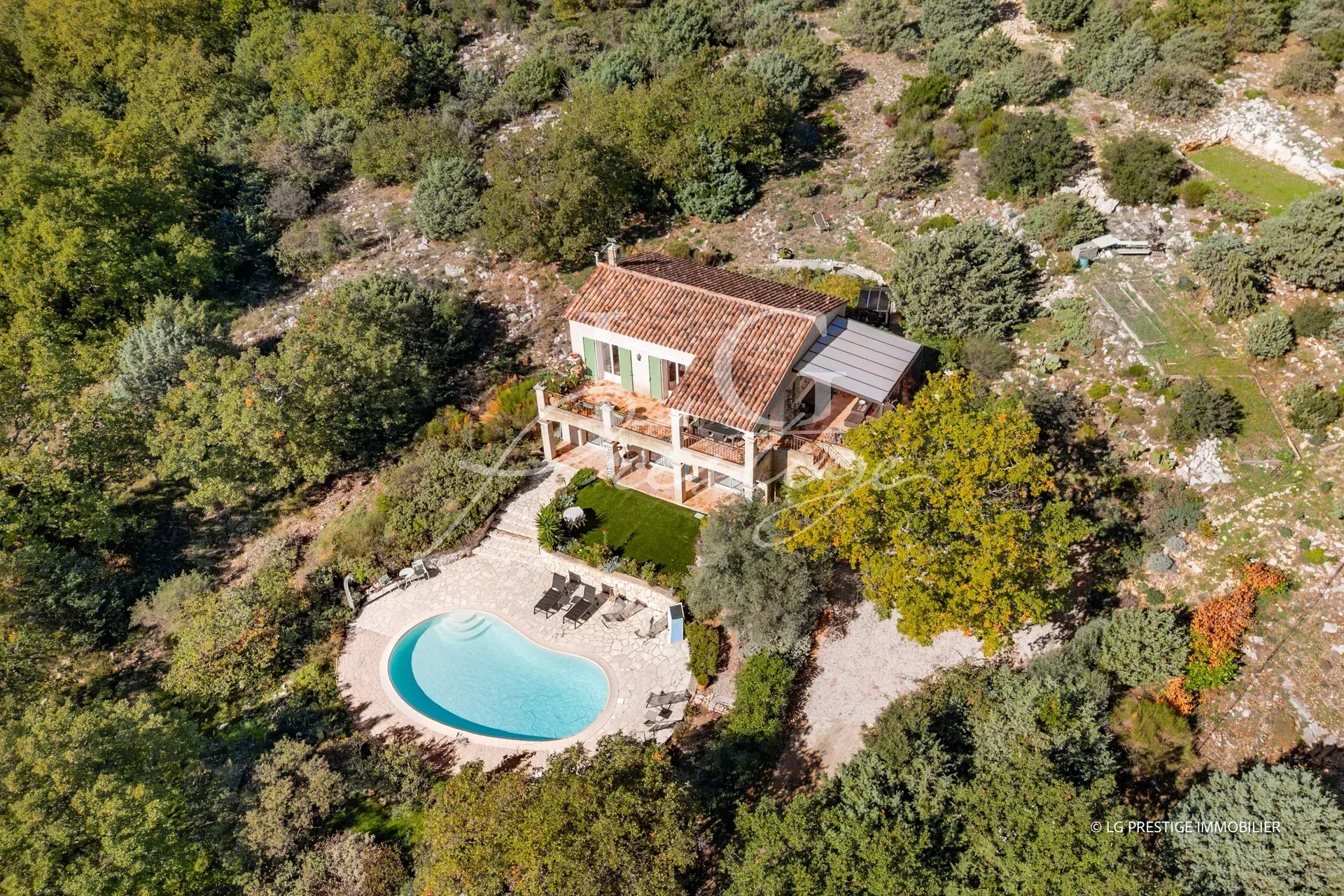 Villa avec piscine à Fayence Vue aérienne d'une villa avec piscine et jardin à Fayence, entourée de nature.