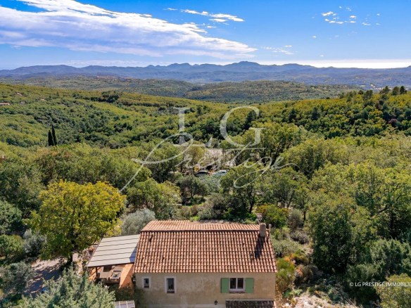 Vue panoramique d'une villa entourée de verdure à Fayence.