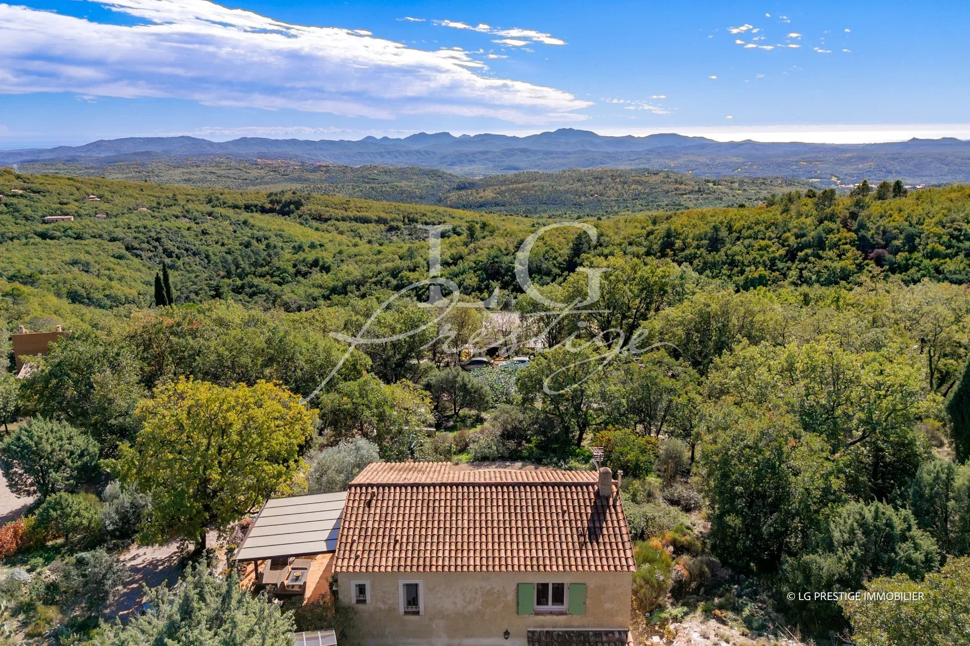 Villa avec vue panoramique à Fayence Vue panoramique d'une villa entourée de verdure à Fayence.