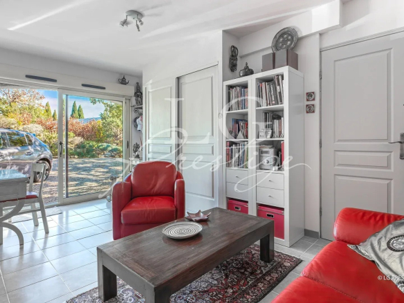 Intérieur d'une villa à Fayence avec salon lumineux et mobilier moderne.