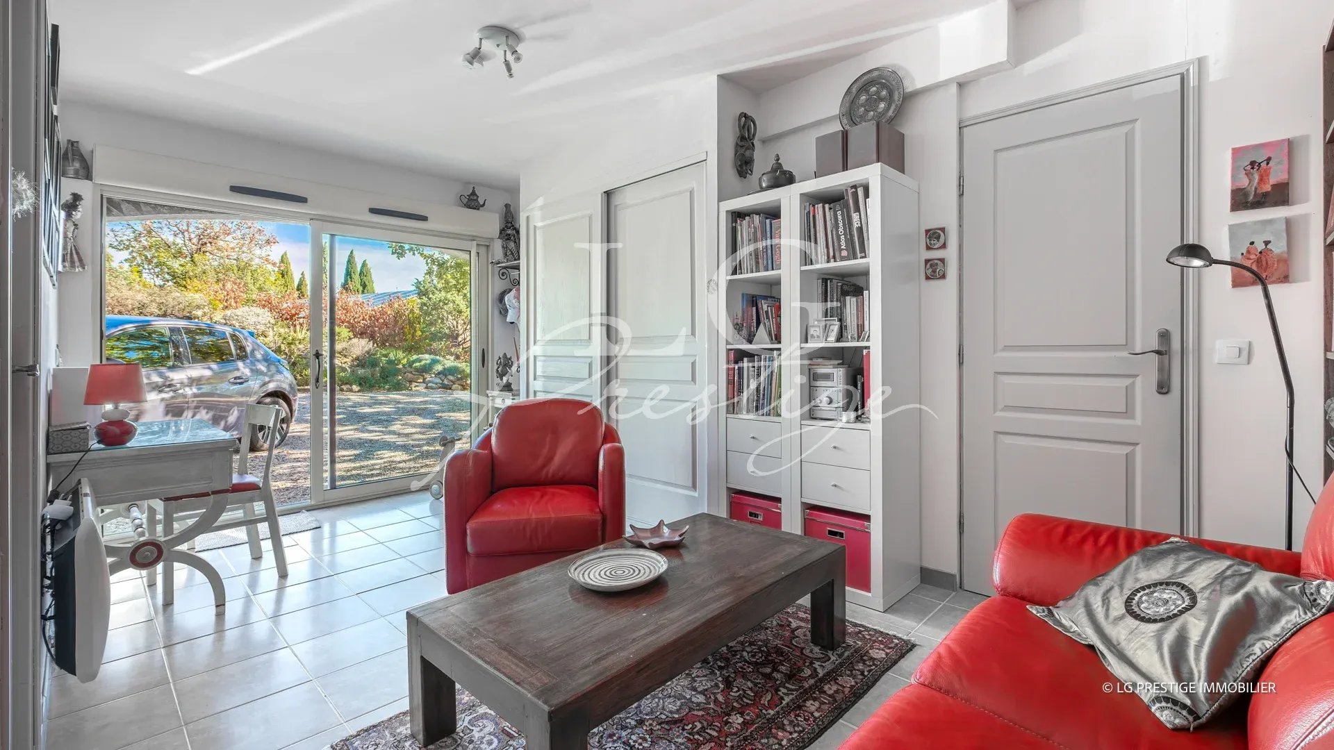 Salon d’une villa à Fayence Intérieur d'une villa à Fayence avec salon lumineux et mobilier moderne.