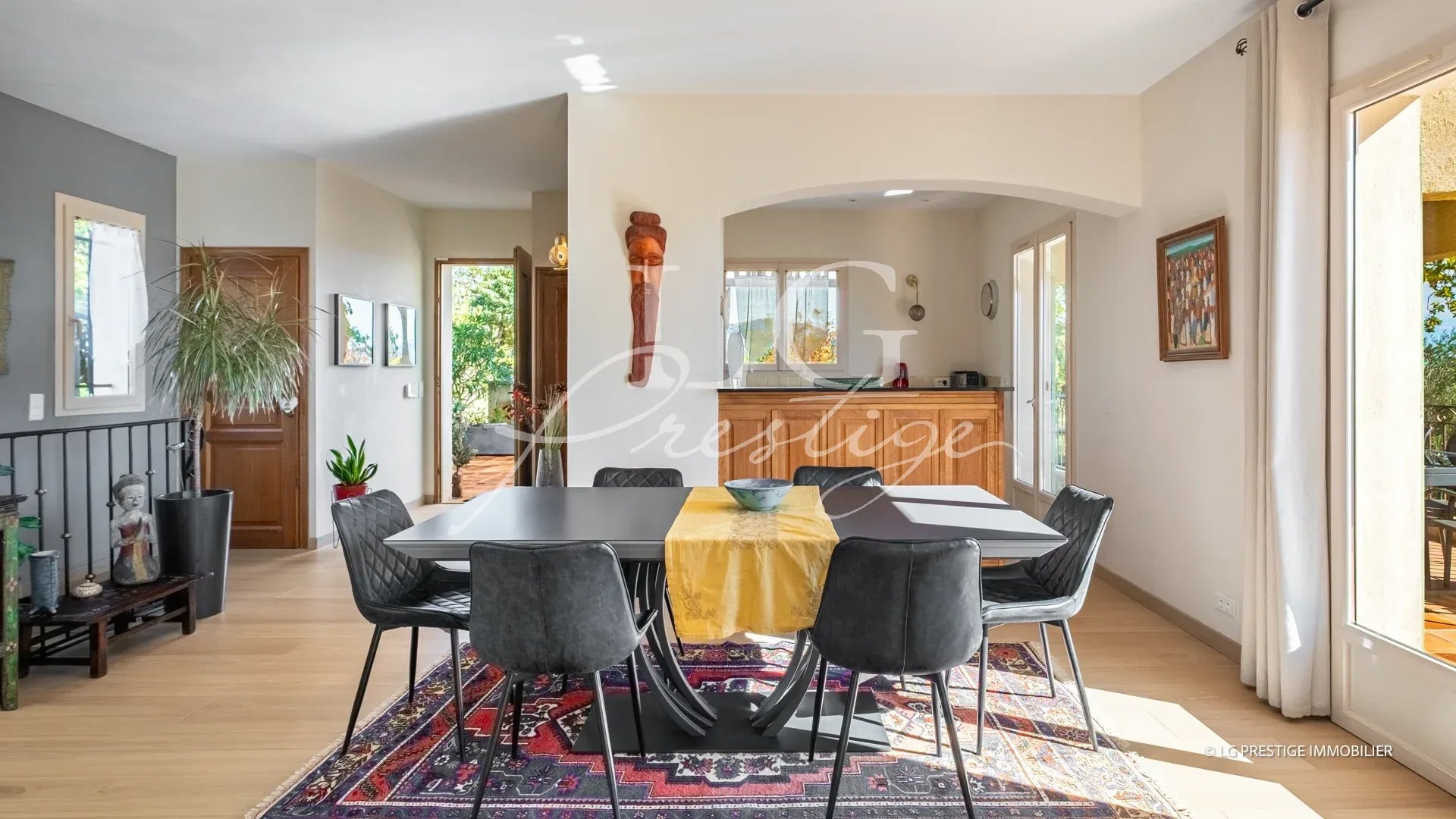Intérieur d’une villa à Fayence Intérieur d'une villa élégante avec salle à manger lumineuse et cuisine ouverte.