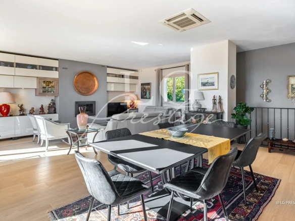 Intérieur d'une villa élégante à Fayence, avec salon lumineux et salle à manger.