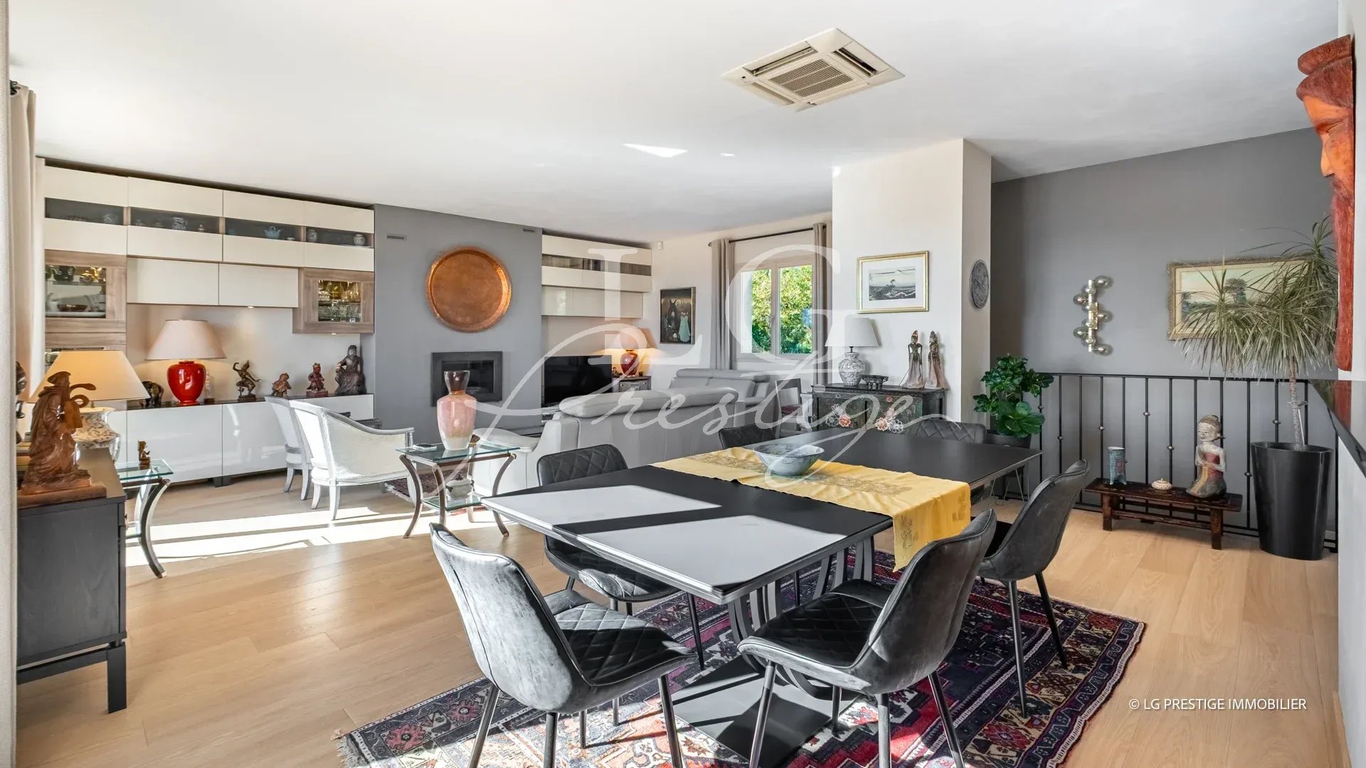 Intérieur d’une villa à Fayence Intérieur d'une villa élégante à Fayence, avec salon lumineux et salle à manger.