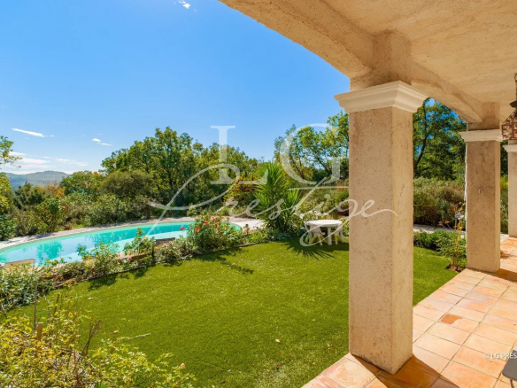 Vue panoramique d'une villa avec piscine et jardin à Fayence.