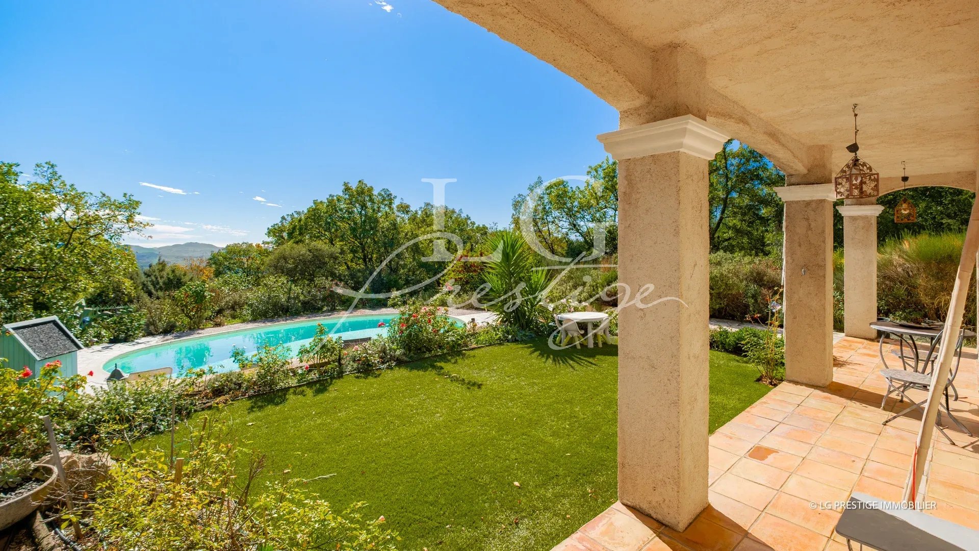 Villa avec piscine à Fayence Vue panoramique d'une villa avec piscine et jardin à Fayence.