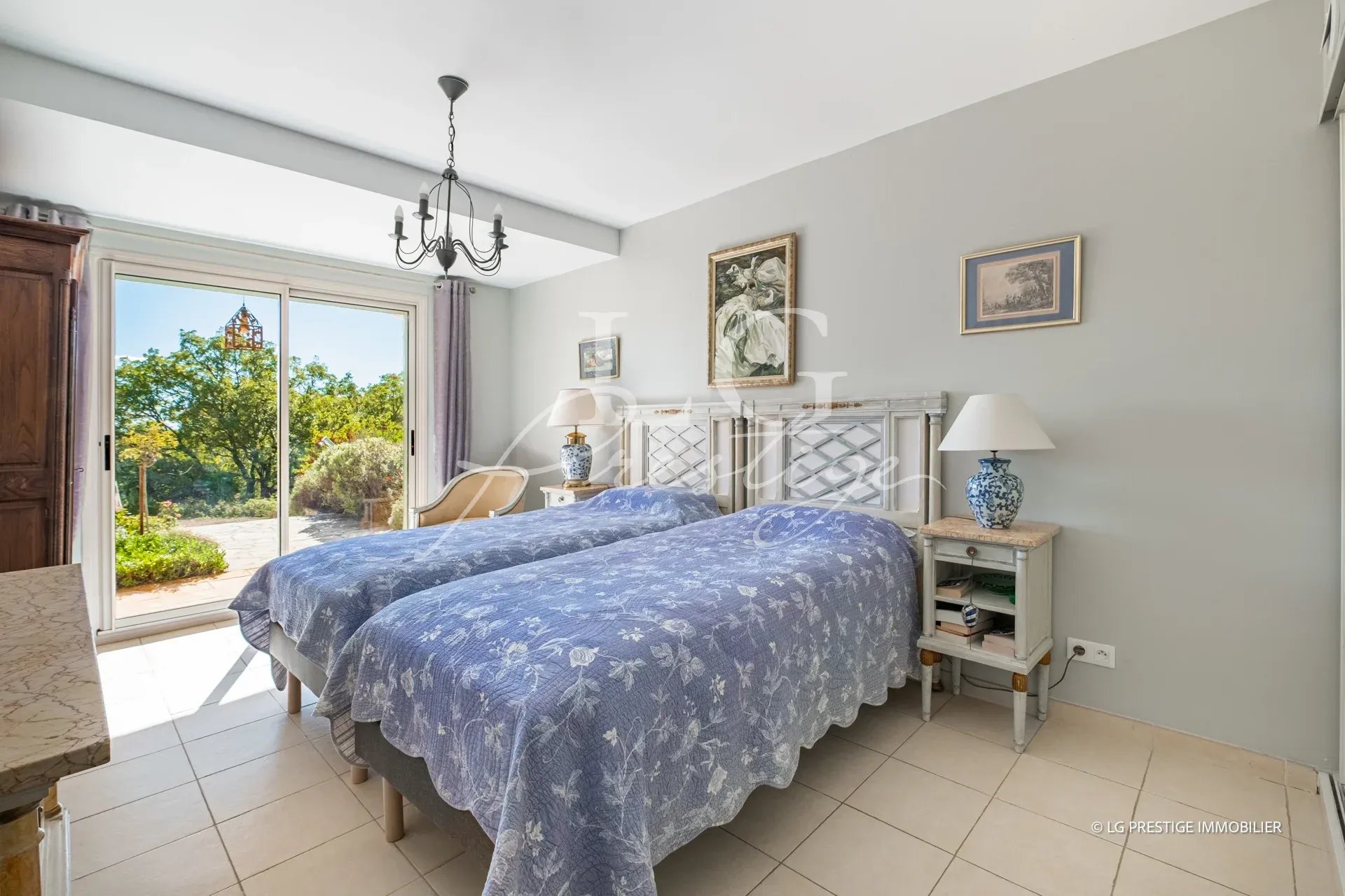 Chambre de villa à Fayence Chambre d'une villa avec deux lits simples, décorée sobrement, ouverte sur un jardin verdoyant.