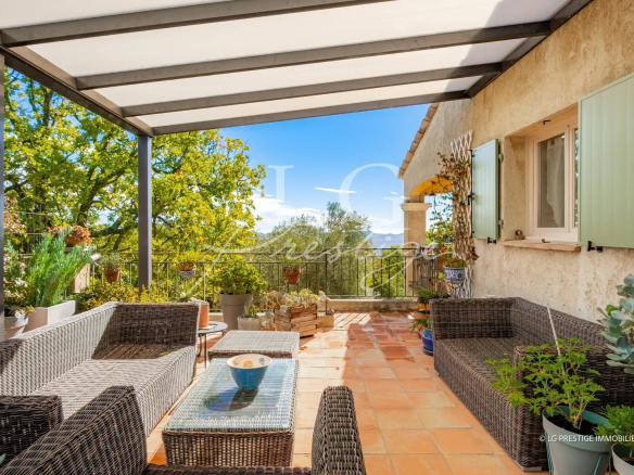 Terrasse couverte avec mobilier de jardin et vue sur la nature à Fayence.