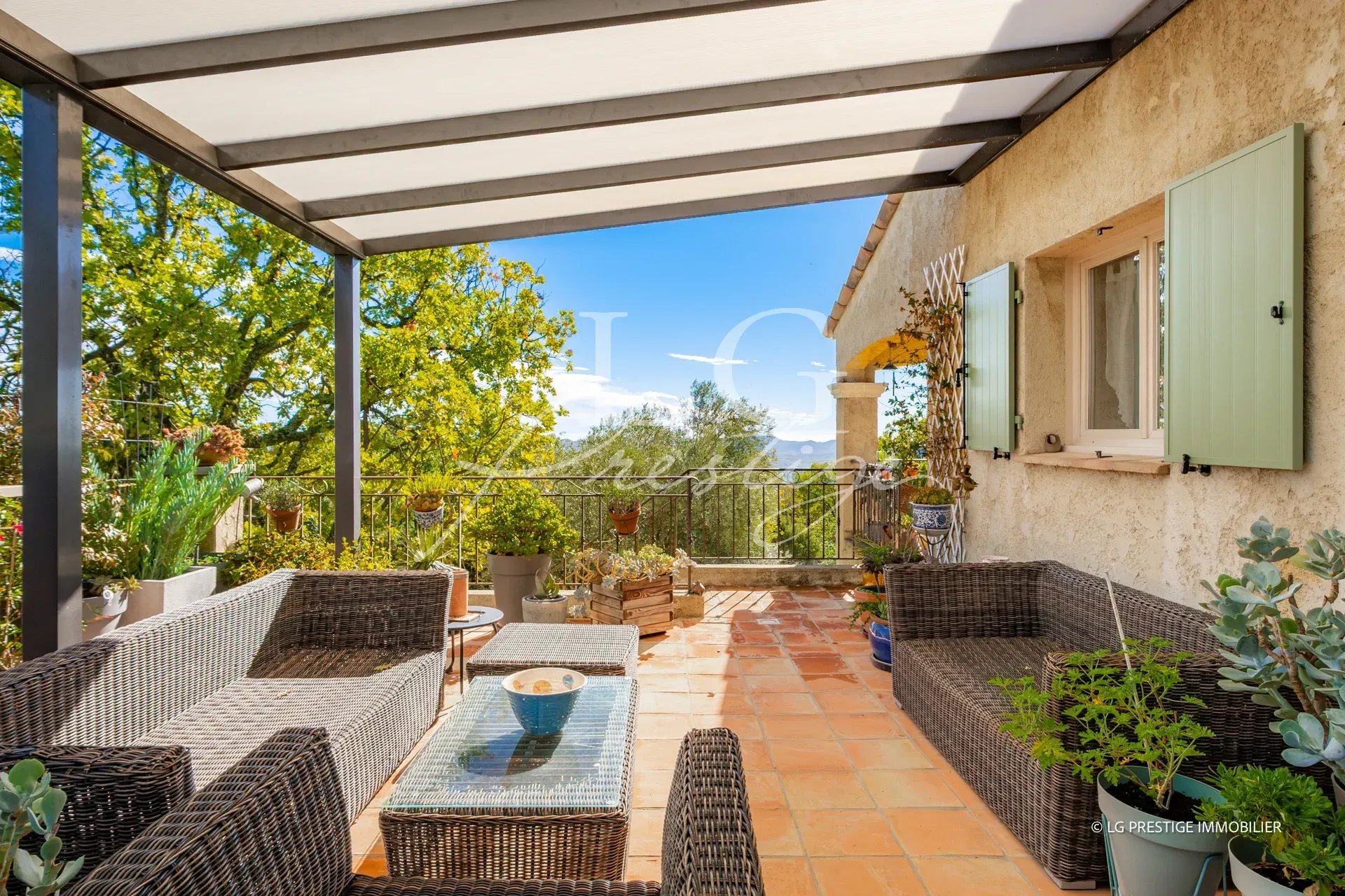 Terrasse élégante avec vue à Fayence Terrasse couverte avec mobilier de jardin et vue sur la nature à Fayence.