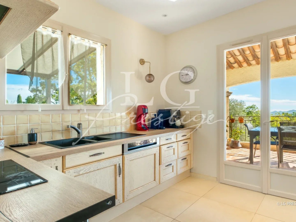 Cuisine lumineuse d'une villa avec vue sur la nature à Fayence.