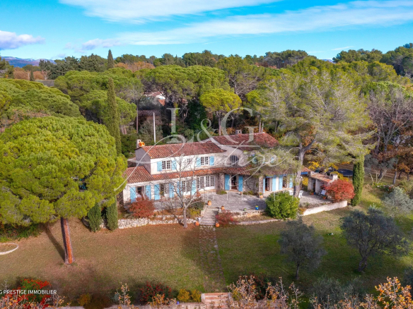 À Vendre Villa Fayence avec Piscine, 8 Pièces, 217.44m²