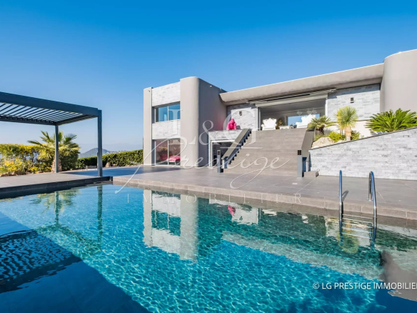 À Vendre Villa Fréjus avec Piscine, 8 Pièces, 350m²
