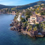 VILLA PIEDS DANS L’EAU AVEC VUE EXCEPTIONNELLE SUR LA MER À THÉOULE-SUR-MER