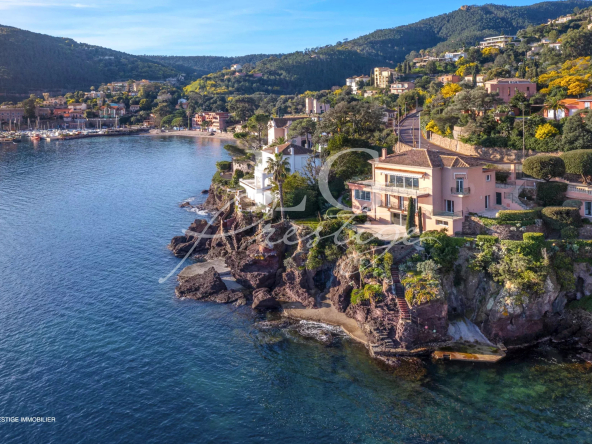 VILLA PIEDS DANS L’EAU AVEC VUE EXCEPTIONNELLE SUR LA MER À THÉOULE-SUR-MER