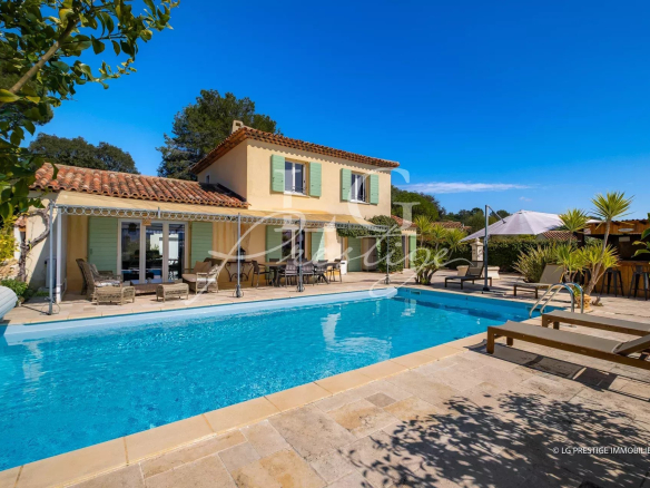 À Vendre Villa Bagnols-En-Forêt avec Piscine, 5 Pièces, 156.94m²