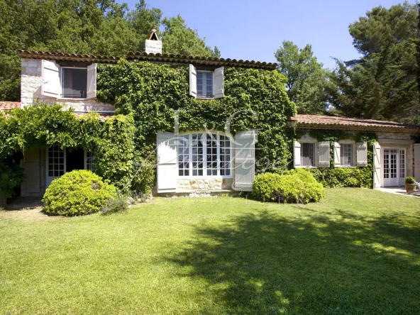 À Vendre Maison Tourrettes avec Piscine, 6 Pièces, 206m²